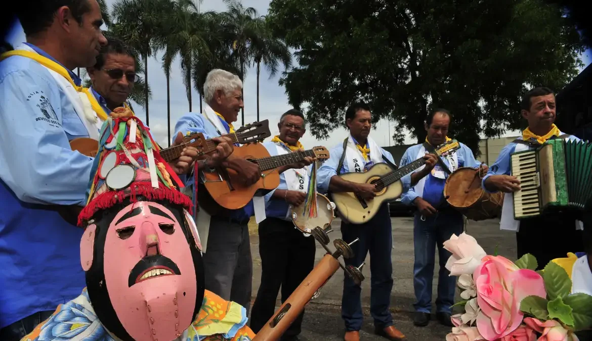 Folias de Reis são tradição centenária na cultura popular brasileira 1 O Dia de Reis, celebrado neste sábado (6), marca uma tradição centenária na cultura popular brasileira