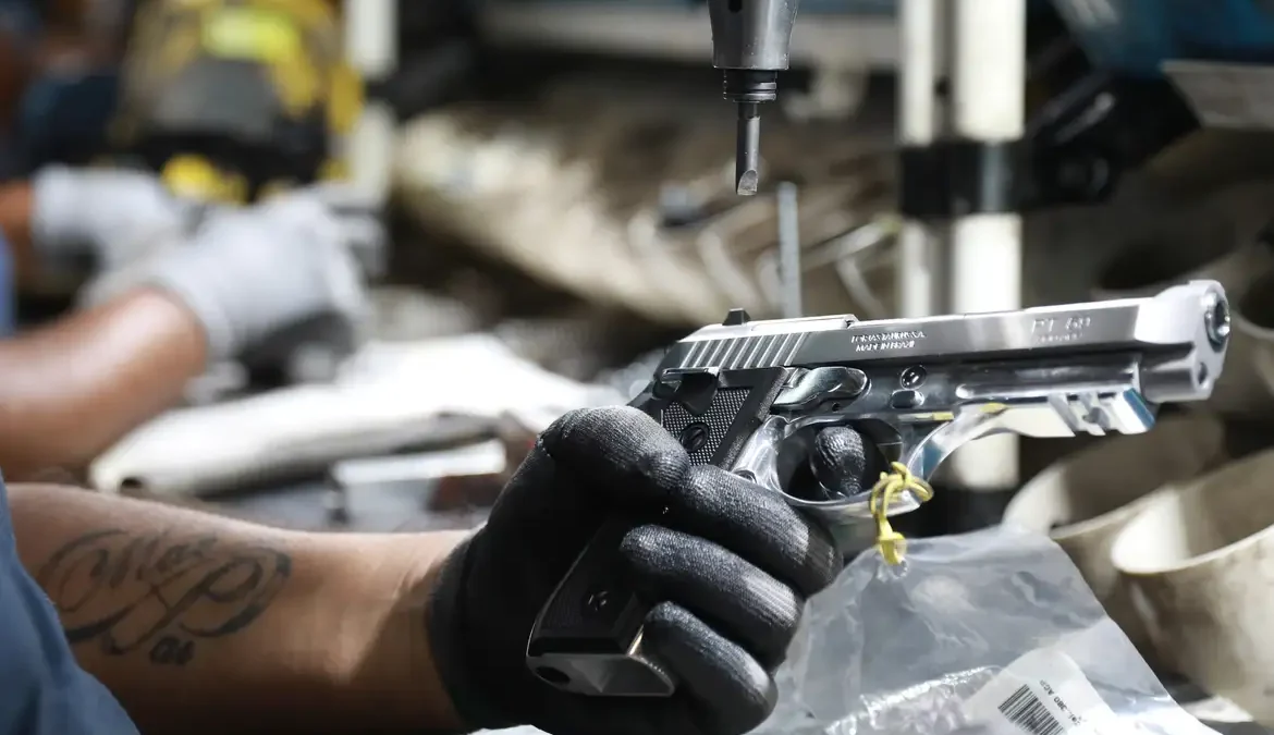 O registro de novas armas de fogo para defesa pessoal de cidadãos que vivem no Brasil caiu em 2023