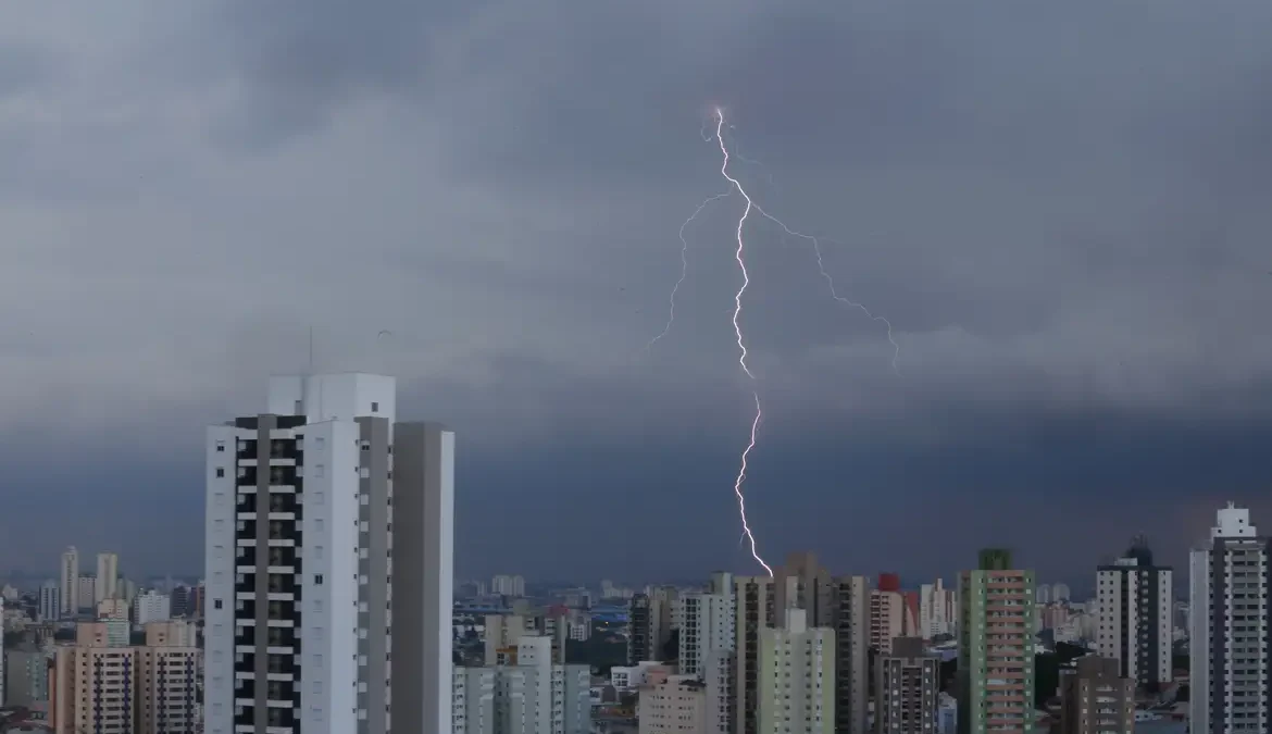 Em casos de tempestades com raios, há algumas opções mais seguras para se evitar que pessoas sejam atingidas