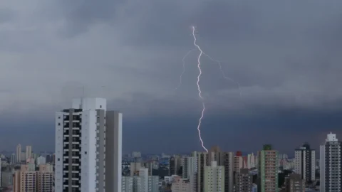 Saiba como se proteger de raios durante tempestades