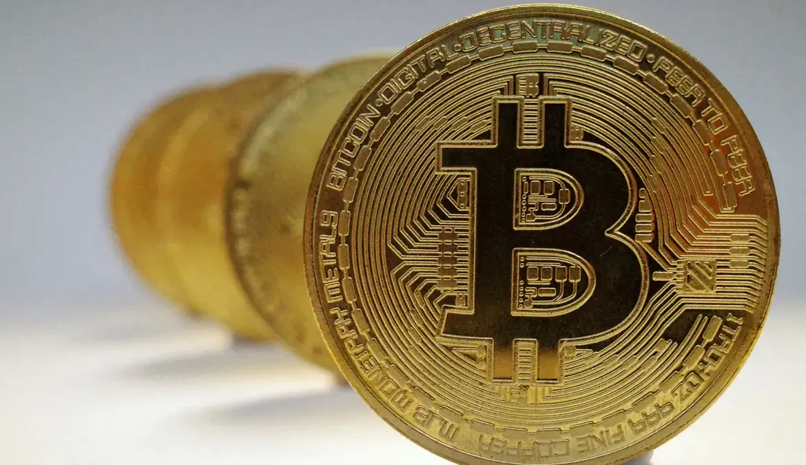 A Polícia Federal (PF) prendeu, na madrugada deste domingo (7), um homem investigado por lavagem de dinheiro por meio de criptoativos