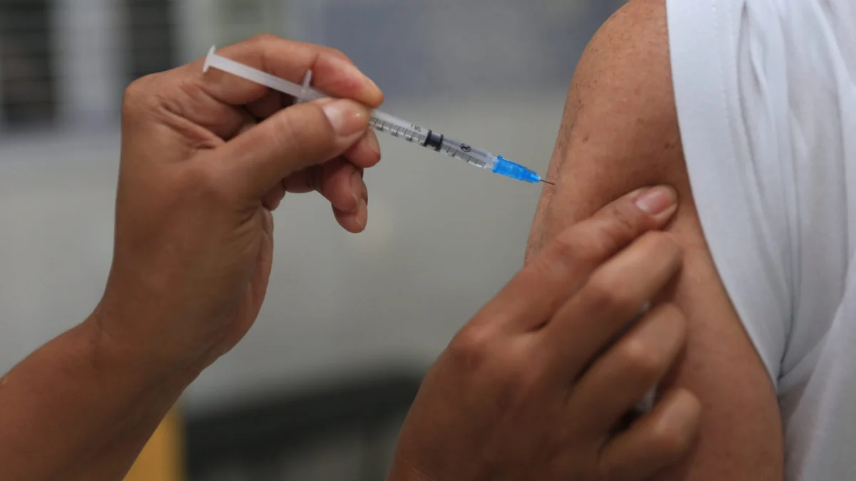 Manter a caderneta de vacinação em dia é fundamental para prevenir e reduzir a disseminação de doenças graves ou fatais