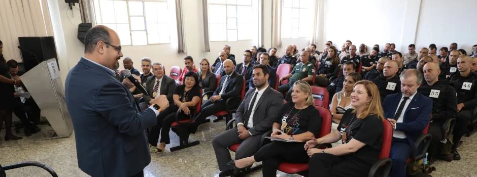 Vice-governador ministra palestra para turma do curso de operações especiais da Polícia Civil de Minas Gerais 1 O vice-governador Professor Mateus ministrou, nesta quinta-feira (18/1), palestra para alunos da quinta turma do Curso de Operações