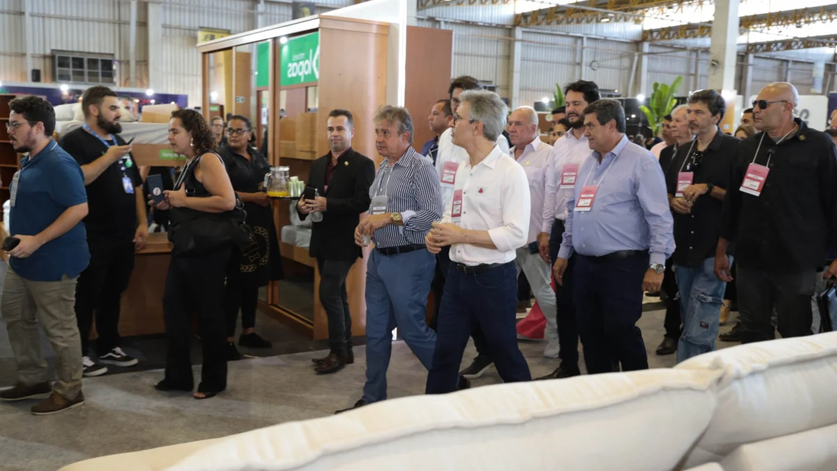 Participação em tradicional Feira de Móveis de Minas Gerais fecha série de compromissos do governador na Zona da Mata 1 O governador Romeu Zema participou, nesta segunda-feira (22/1), da 16ª edição da Feira de Móveis de Minas Gerais (Femur), realizada em Ubá