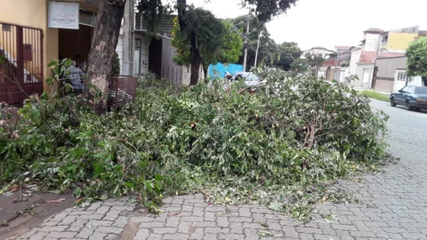 Chuvas seguem fazendo estragos na região do bairro Vila Isa, em Governador Valadares