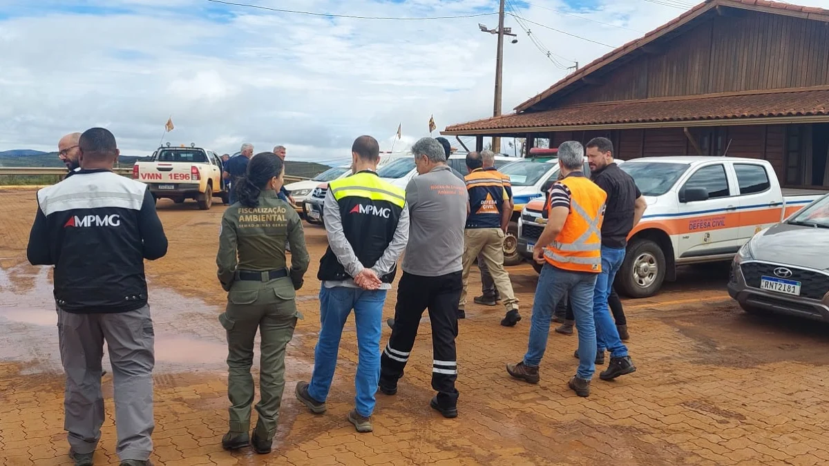 Governo de Minas realiza fiscalização preventiva em dique da Mina Pau Branco, na Grande BH 1 A ação teve o intuito de investigar as causas para o alagamento da BR-040 durante a forte chuva dessa terça-feira (23/1)