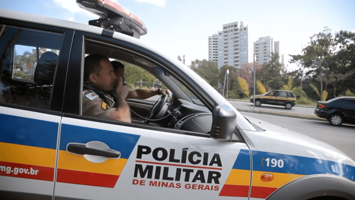 Os policiais militares que atuam em Divinolândia de Minas, com o material apreendido