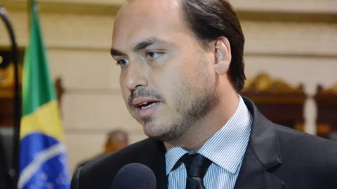 Carlos Bolsonaro chega à sede da PF no Rio para depor 6 Carlos Bolsonaro chega à sede da PF no Rio para depor