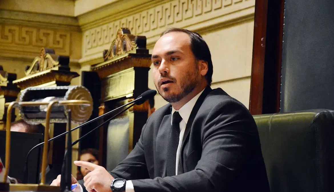 Carlos Bolsonaro é alvo da PF em operação sobre uso irregular da Abin 1 Carlos Bolsonaro, filho do ex-presidente Jair Bolsonaro, está entre os alvos da Operação Vigilância Aproximada, deflagrada nesta