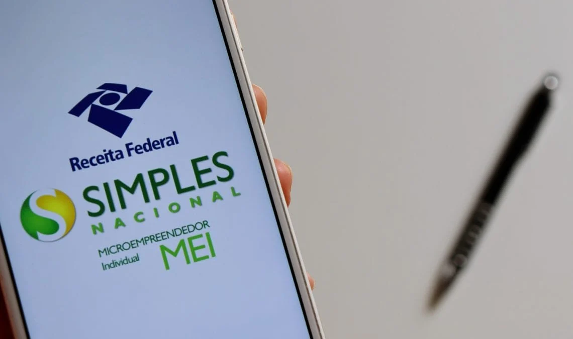 Mais de 373,8 mil MEIs excluídos do Simples Nacional podem fazer nova opção pelo regime 1 O MEI excluído do Simples Nacional e desenquadrado do Simei que queira retornar a esse regime, deverá solicitar a opção pelo Simples