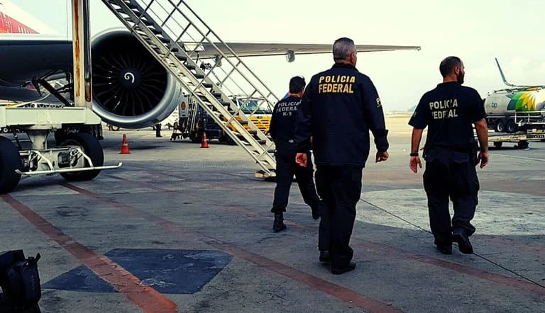 Procurados internacionais são deportados dos EUA e presos em Confins 1 A Polícia Federal prendeu hoje (26/01) cinco nacionais foragidos da justiça brasileira, alvos de Difusão Vermelha, deportados dos EUA,