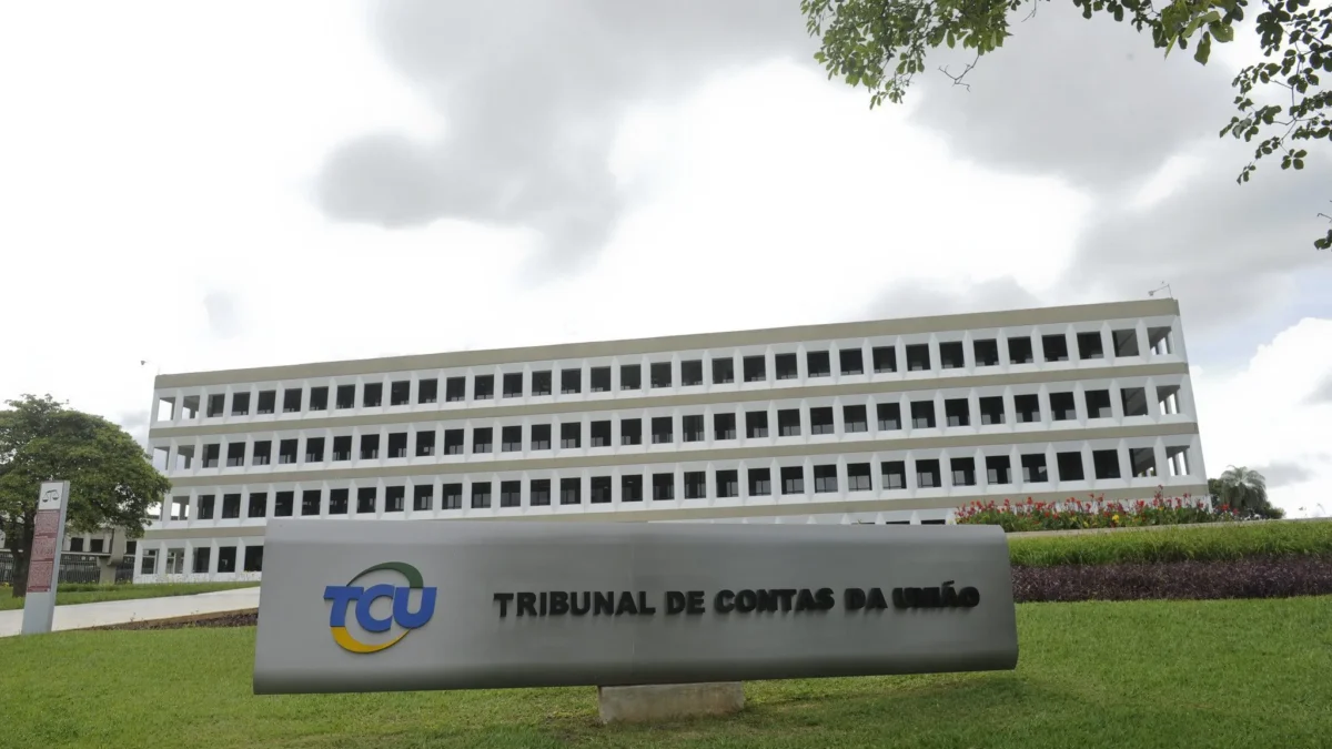 TCU esclarece que não decidiu sobre isenção a líderes religiosos 1 O Tribunal de Contas da União (TCU) esclareceu que não determinou a suspensão da isenção tributária a líderes religiosos