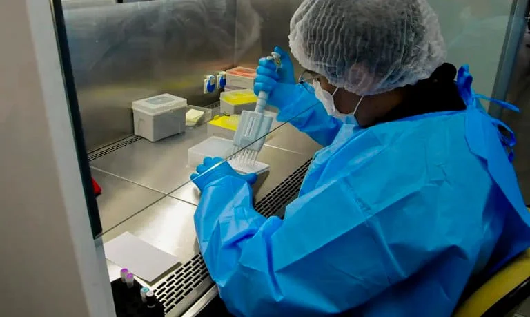 O HPV é uma infecção sexualmente transmissível (IST) e a maioria das pessoas sexualmente ativa terá contato com o vírus alguma vez na vida