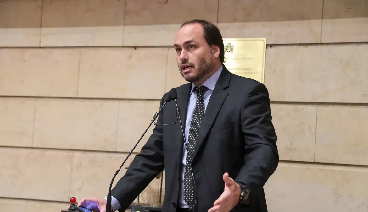 Carlos usava assessores para obter informações da Abin, diz PF 1 A Polícia Federal (PF) investiga se o vereador Carlos Bolsonaro (Republicanos-RJ) usava assessores para solicitar informações de forma