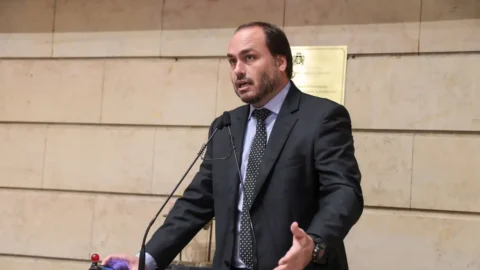 Carlos usava assessores para obter informações da Abin, diz PF