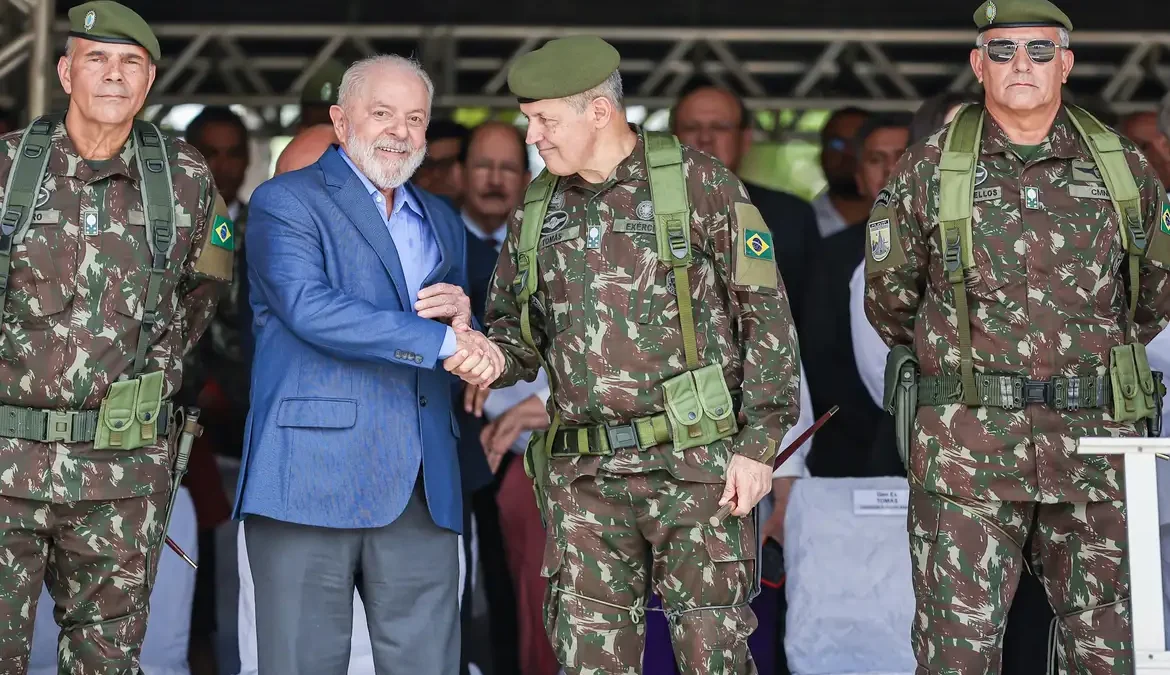 Durante a cerimônia de assinatura do termo de compromisso para erguer a Escola de Sargentos, Lula disse que “uma das desgraças do nosso