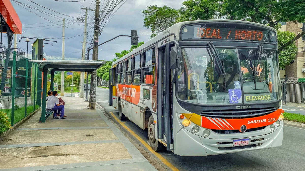 A redução no número de usuários durante as férias escolares é a razão da alteração