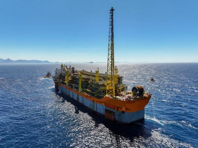 Petrobras coloca o navio-plataforma Sepetiba em produção no pré-sal 1 A Petrobras colocou em produção, neste domingo (31/12), o navio-plataforma Sepetiba, no campo de Mero, bloco de Libra, no pré-sal da Bacia