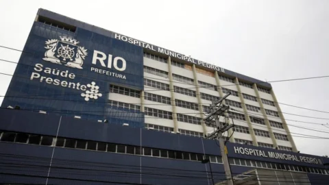 Parte de teto de hospital desaba devido a chuva no Rio de Janeiro 5 Parte de teto de hospital desaba devido a chuva no Rio de Janeiro