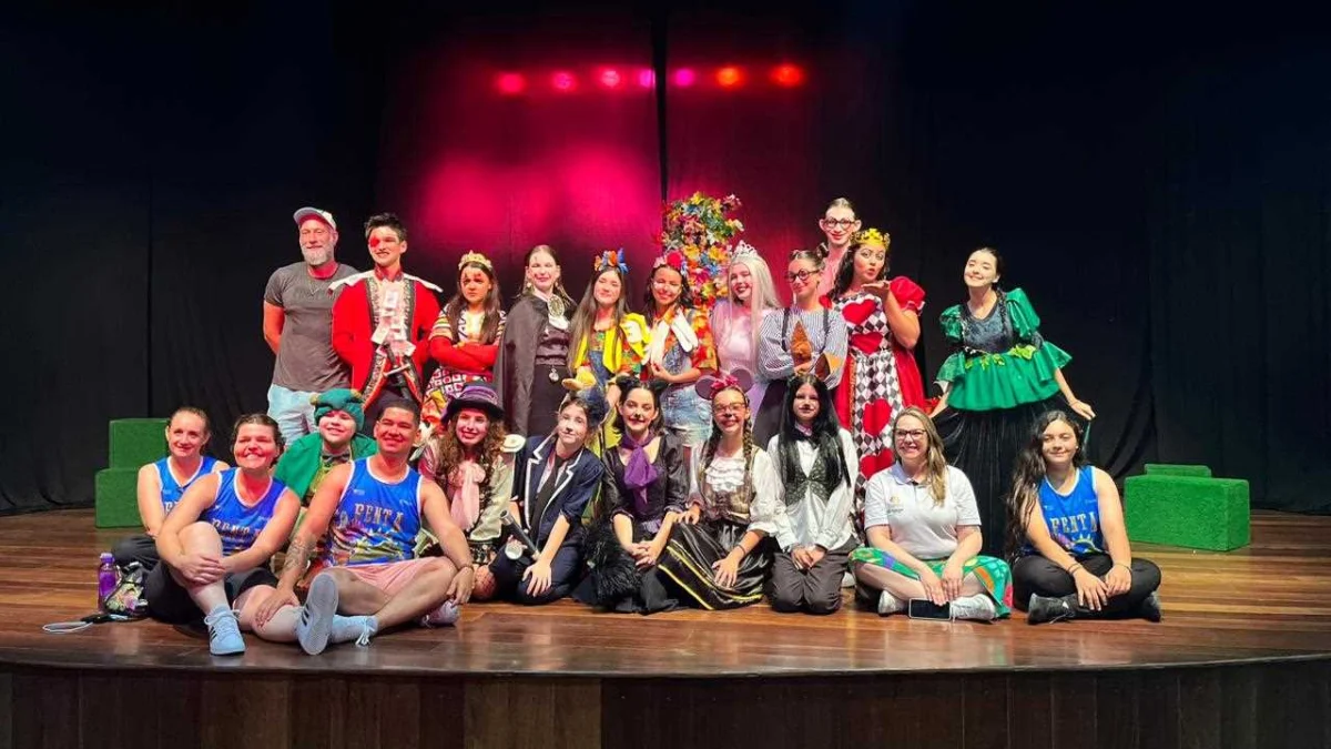 No final da tarde dessa quinta-feira (18) aconteceu a cerimônia de abertura do Festival Nacional de Teatro de Governador Valadares