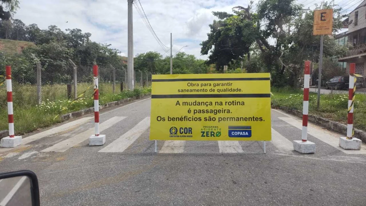 Manutenção em rede de esgoto requer mais atenção em trânsito pela avenida Leôncio Guimarães em Ipatinga 1 Manutenção em rede de esgoto