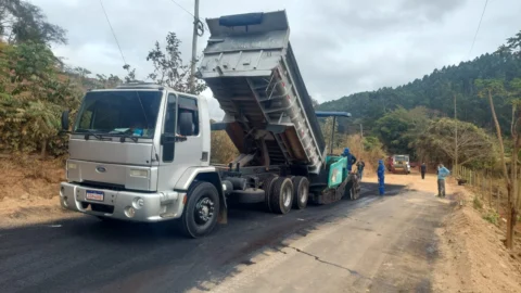 Prefeitura de Caratinga inicia asfaltamento da estrada de São João do Jacutinga à Patrocínio 9 Prefeitura de Caratinga inicia asfaltamento da estrada de São João do Jacutinga à Patrocínio