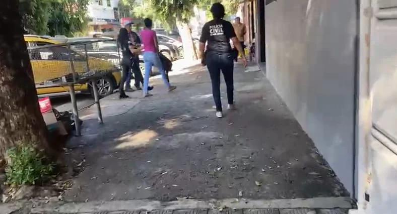 Operação Ataúde resulta na prisão de quatro envolvidos em associações criminosas destinadas ao tráfico ilícito de drogas 1 Uma das mulheres investigadas sendo conduzida por policiais civis à Delegacia de Polícia Civil de Governador Valadares para investigação