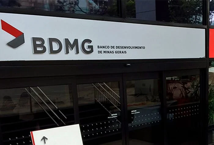 O governador Romeu Zema e o presidente do BDMG, Gabriel Viégas Neto, assinaram nesta segunda-feira (29/1) termo de parceria com
