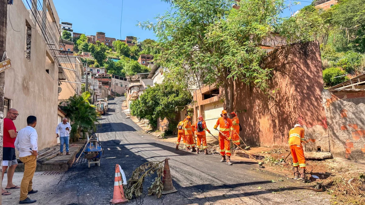 Equipe técnica vistoria obra de pavimentação em mais uma rua do bairro Vila Celeste em Ipatinga 1 Obra será concluída nesta sexta-feira
