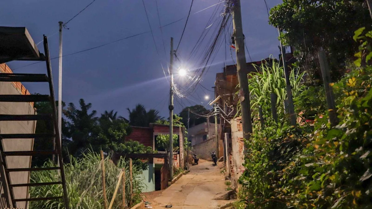 Prefeitura de Ipatinga leva iluminação a rua e becos do bairro Esperança 1 Desta vez, foram atendidos a rua 10 e becos próximos, no bairro Esperança. Foto