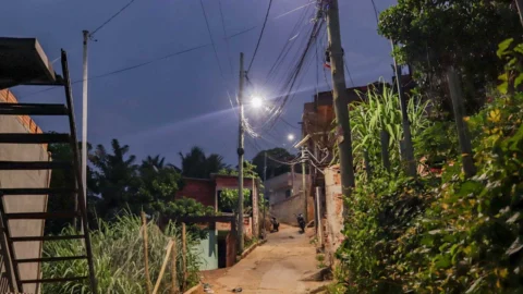 Prefeitura de Ipatinga leva iluminação a rua e becos do bairro Esperança