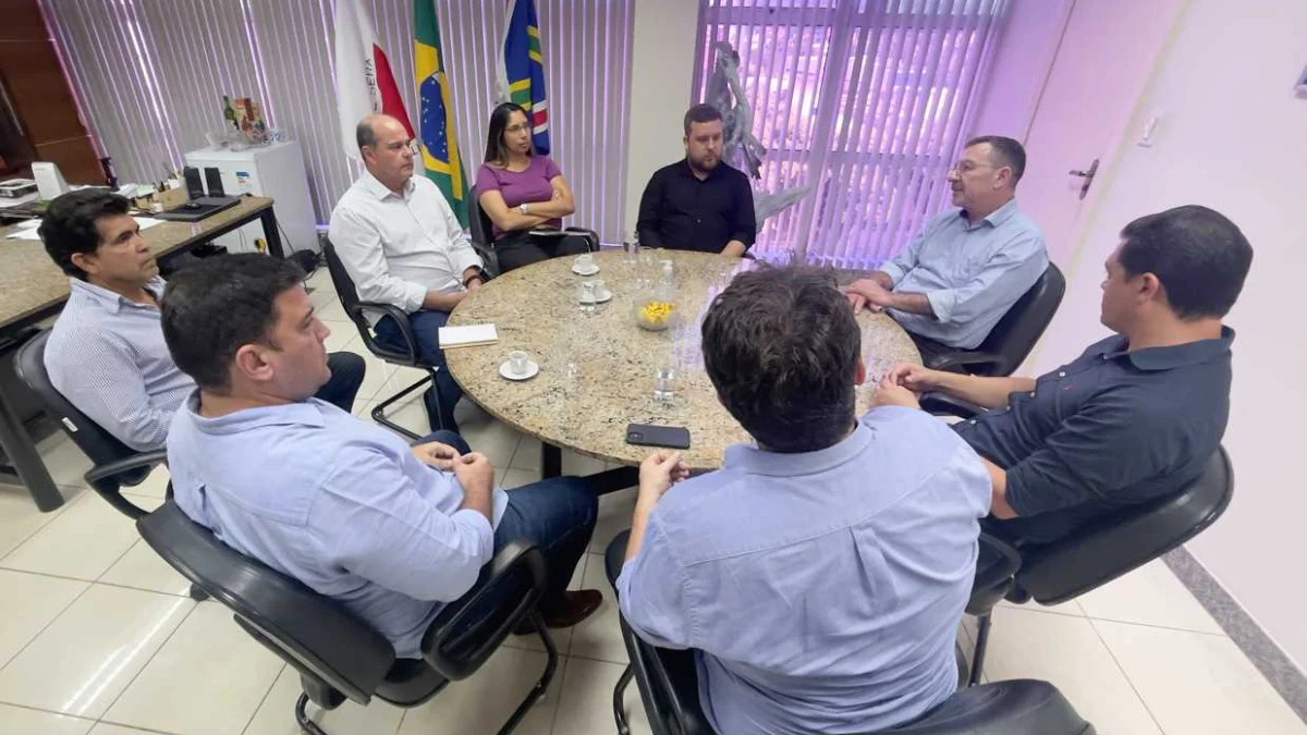 O prefeito André Merlo recebeu o vice-presidente da Aegea Saneamentos, Guillermo Deluca, na tarde desta terça-feira (16)