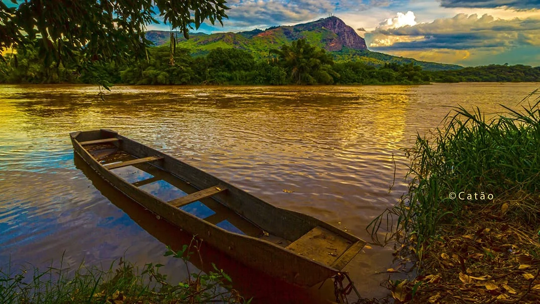 A cidade que nasceu de um Porto de Canoas completa hoje 86 anos de sua emancipação política 1 Esta foto de Ailton Catão tem os principais elementos da origem da cidade. A canoa, o rio, a montanha, a mata