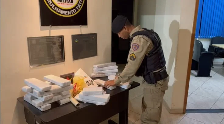 Um policial militar, que fez parte da equipe que localizou as drogas, confere todas as barras de maconha