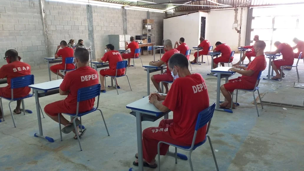 Enem PPL: mais de 60% dos detentos têm nota para buscar vagas em universidades 1 A participação ativa de detentos no processo educacional é evidenciada pelo número expressivo de inscrições