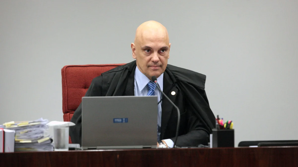 Moraes autorizou busca contra deputado Carlos Jordy a pedido da PGR 1 Além da apreensão de documentos e objetos, Moraes autorizou o acesso da PF a aparelhos eletrônicos do parlamentar