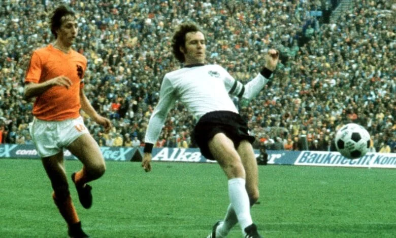 Franz Beckenbauer, de branco, em foto reproduzida da Internet, importante documento do jogo final da Copa de 1974, entre Alemanha e Holanda