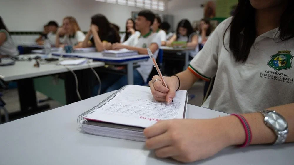 Alunos do Ensino Médio podem receber bolsa a partir de março 1 O ministro da Educação, Camilo Santana, afirmou nesta terça-feira (9) que o governo prevê o início do pagamento de incentivo aos estudantes