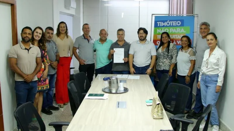 Ordens de Serviço autorizam reforma de cozinhas, acessibilidade e climatização nas escolas de Timóteo 1 A ordem de serviço nº 25/2023 foi assinada na presença de alguns diretores na sala de reunião da Prefeitura