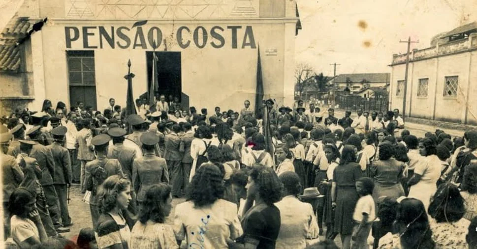 No palanque, Benedicto Valladares Ribeiro, presidindo a cerimônia de instalação do município de Figueira, atual Governador Valadares