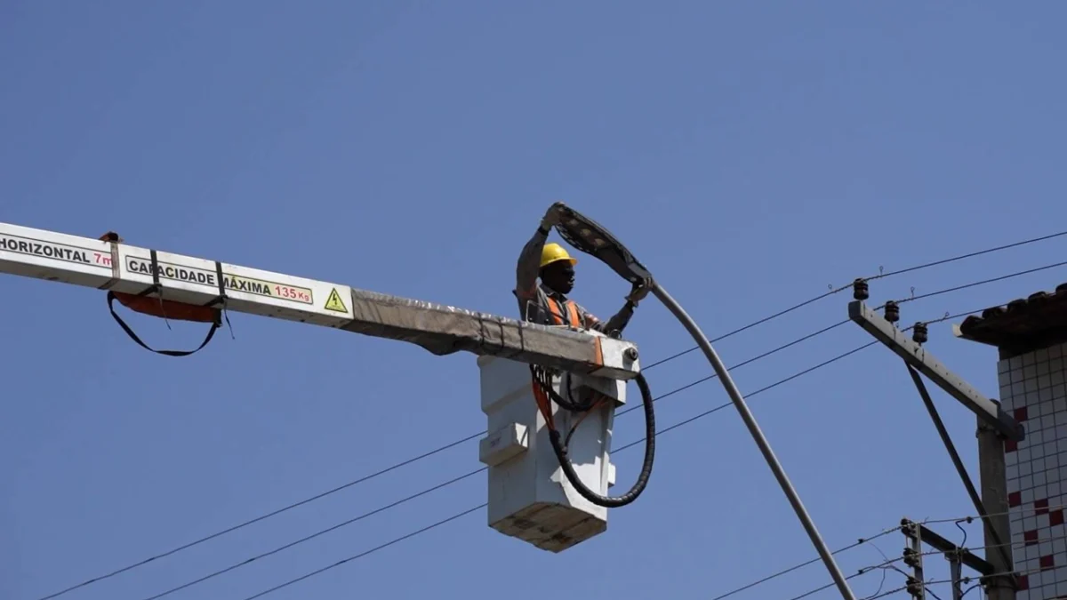 Mais de 70% da iluminação pública da cidade já foi substituída por LED