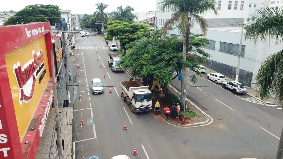 Vias do Centro de Patrocínio recebem melhorias 1 Uma das intervenções será na Avenida Faria Pereira, a partir da loja Marisa Cosméticos terá uma terceira faixa, rente ao canteiro central