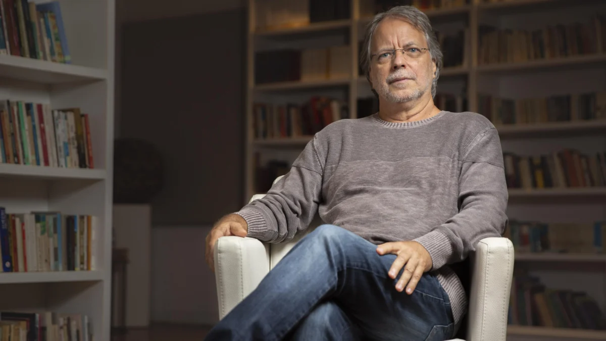 O escritor moçambicano Mia Couto escreveu mais um capítulo para essa coleção majestosa