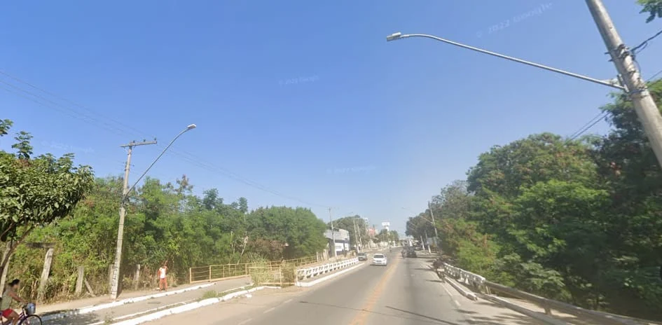 O Córrego do Onça passa debaixo desta ponte na Avenida JK e deságua no Rio Doce