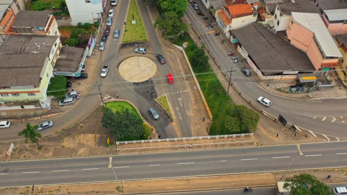 1 ano sem acidentes: Rotatória da Avenida Catarina Cimini, em Caratinga, transforma ponto crítico em exemplo de segurança viária 1 Há um ano a Prefeitura de Caratinga concluiu as obras da nova rotatória da Avenida Catarina Cimini
