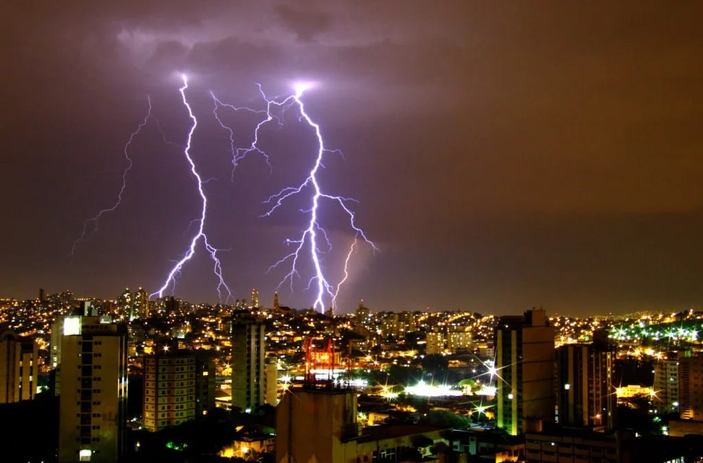 Cemig alerta população sobre cuidados e segurança durante eventos climáticos 1 O mês de janeiro de 2024 vem sendo marcado por tempestades, ventanias e muita incidência de raios em Minas Gerais