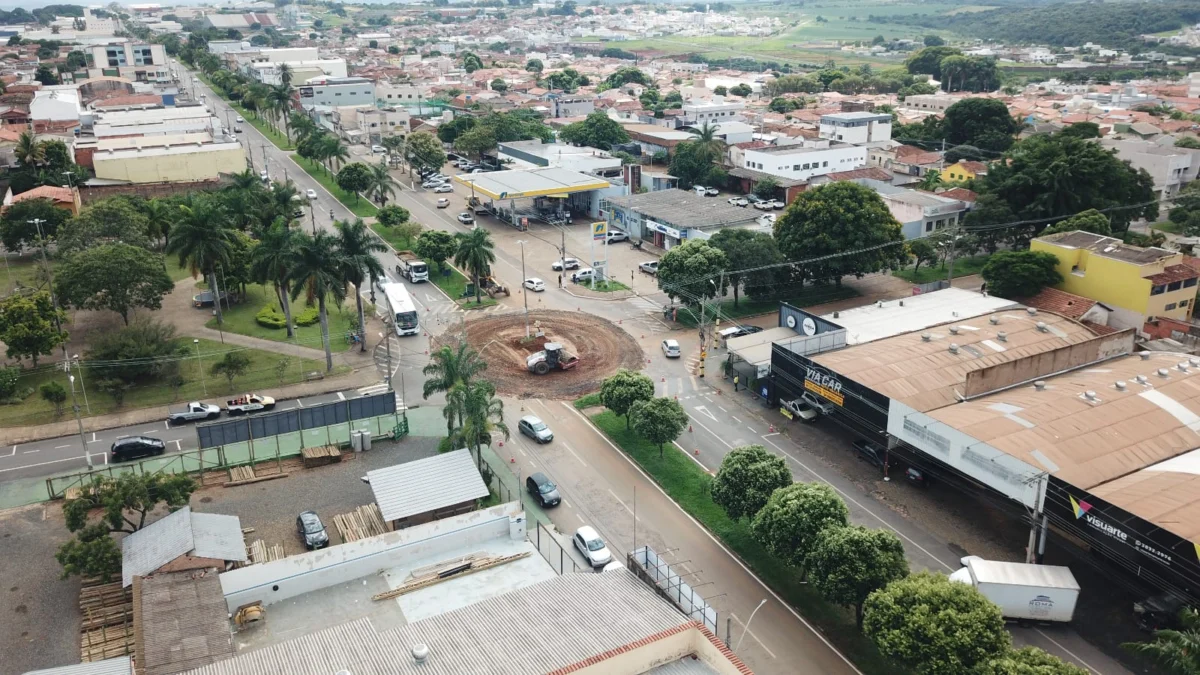A rotatória do cruzamento entre as Avenidas Faria Pereira e José Elói dos Santos, no bairro Nossa Senhora de Fátima, foi retirada