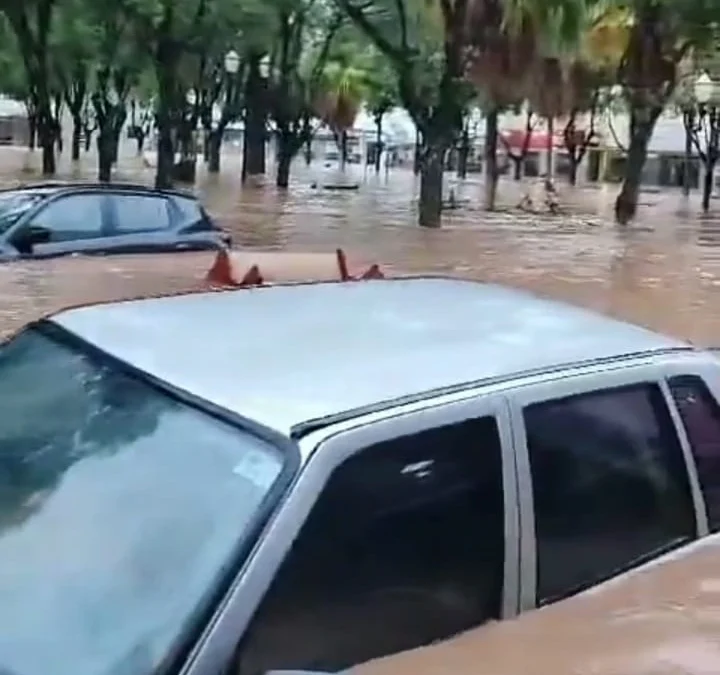 Veja mais registros do caos causado pelo transbordo do Córrego João Pinto, em Conselheiro Pena 1 Conselheiro Pena teve grande parte de suas ruas tomadas pelas águas do Córrego João Pinto, que corta a cidade