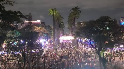 Virada da Liberdade emociona milhares de pessoas com show de drones e programação diversa na Praça da Liberdade