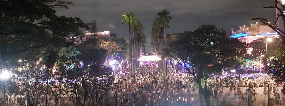 Em uma noite fresca e sem chuva, cerca de trinta mil pessoas se reuniram no Circuito Liberdade para celebrar a chegada de 2024 na segunda